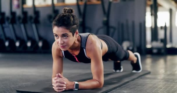 Γυναίκα Άσκηση Και Σανίδα Στο Γυμναστήριο Για Φυσική Κατάσταση Μυϊκή — Αρχείο Βίντεο