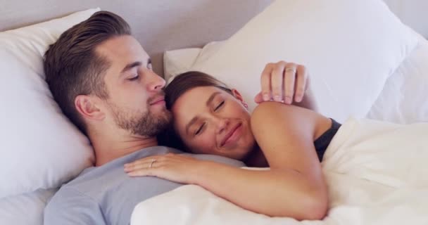 Gelukkig Liefde Een Paar Knuffels Bed Ochtend Voor Het Verbinden — Stockvideo