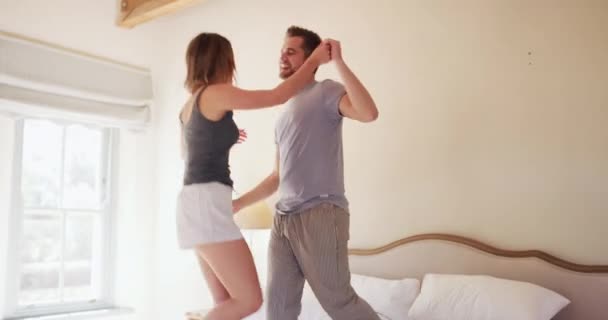 Feliz Dançando Jovem Casal Uma Cama Apartamento Moderno Para Ligação — Vídeo de Stock