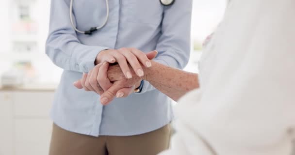 Arzt Händchenhaltend Und Senior Krankenhaus Hilfe Vertrauen Und Gesundheitsberatung Empathie — Stockvideo