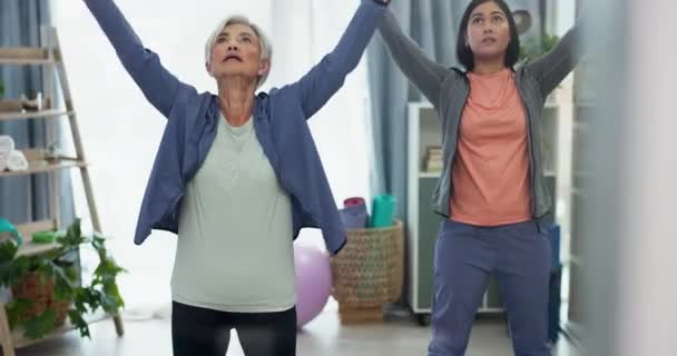 Oudere Vrouw Thuis Stretching Yoga Klasse Ontspannen Spirituele Training Training — Stockvideo