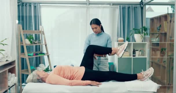 Фізіотерапевт Старший Або Жінка Розтягує Коліно Щоб Допомогти Фізичній Терапії — стокове відео