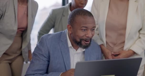 Sukces Oklaski Lub Szczęśliwy Czarny Człowiek Laptopem Świętowaniu Celów Handlowych — Wideo stockowe