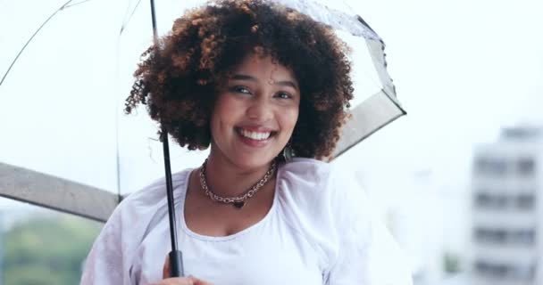 Kasvot Onnellinen Nainen Sateenvarjo Sade Sää Kaupunki Matkustaa Muotokuva Hymy — kuvapankkivideo