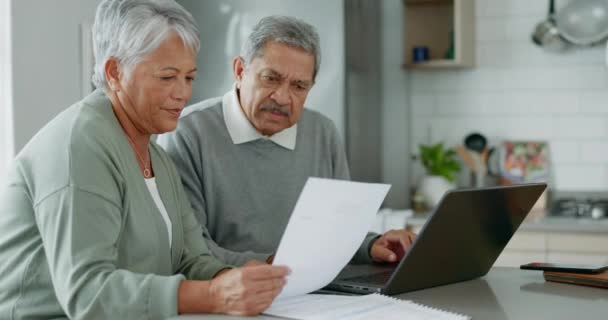 キッチンのドキュメント ラップトップ 高齢者のカップルは 請求書を支払い 債務残高をオンラインで一緒に支払っています 自宅でコンピュータ上の年金基金の退職計画におけるディスカッション 紙と上級男性と女性 — ストック動画