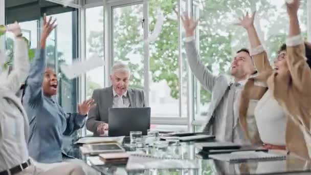 Jogue Papel Empresários Reunião Sucesso Alta Cinco Celebração Notícias Laptop — Vídeo de Stock