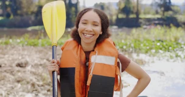 자연에서 모험에 호수에 조끼와 보트를위한 조끼를 여성의 스포츠 초상화 — 비디오