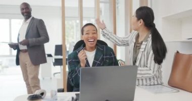 Başarı, alkış ve çalışanları ve dizüstü bilgisayarı olan siyah bir kadın. Çak bir beşlik ve başarının kutlaması. Kazanan, heyecanlandıran ve online promosyonu olan Afrikalı bir işçi..