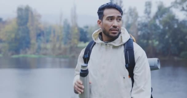 Escursioni Pioggia Relax Con Uomo Nella Natura Avventure Vacanze Invernali — Video Stock