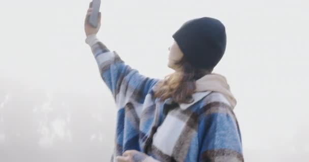 Женщина Походы Телефон Проблемой Подключения Сеть Глюк Сигнала Навигации Лесу — стоковое видео
