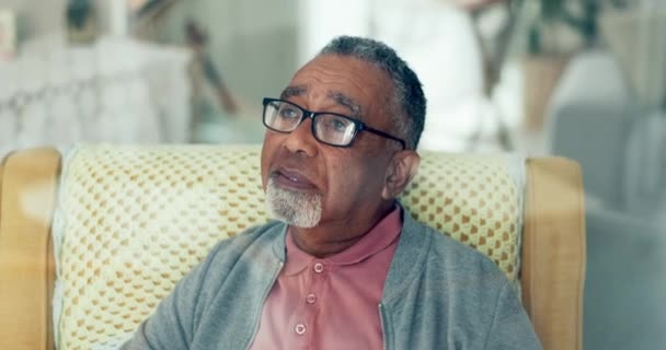 Pria Senior Berpikir Dan Pulang Dengan Memori Atau Kacamata Kursi — Stok Video