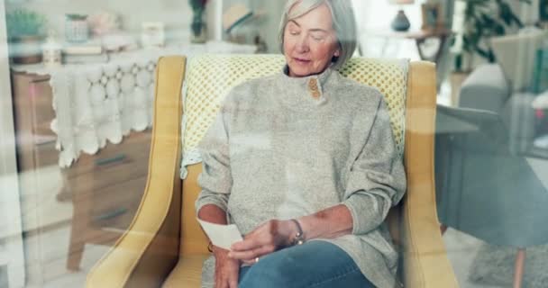 그림과 집에서 과거의 기억을 노인과 비전을 거실에서 사진을 은퇴의 복고풍 — 비디오