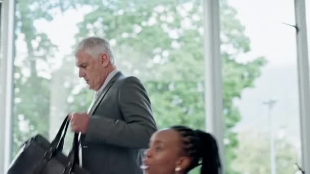 Toplantı Işbirliği Bir Adamıyla Eğitim Için Bir Ekibin Yöneticisi Olarak — Stok video