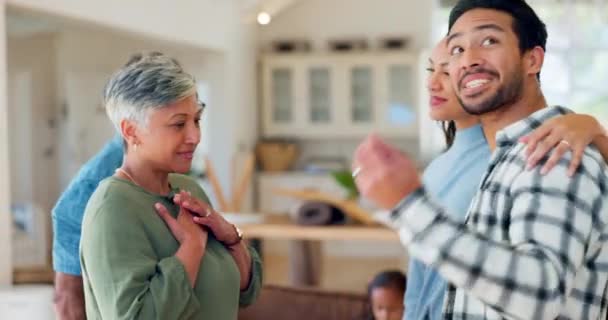 부동산 새로운 집에서 이동에 부모와 투자를위한 커플을위한 행복에 흥미로운 조부모 — 비디오