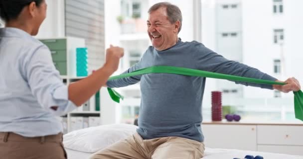 Anciano Rehabilitación Fisioterapeuta Estirando Brazo Para Recuperación Corporal Evaluación Consulta — Vídeos de Stock