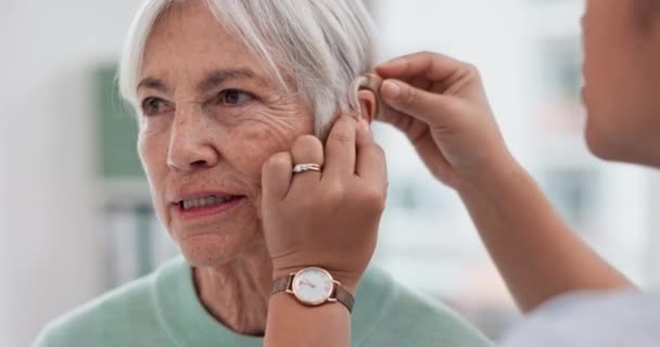Γριά Γυναίκα Χέρια Γιατρού Και Ασθενής Βοήθημα Ακοής Βοήθεια Και — Αρχείο Βίντεο