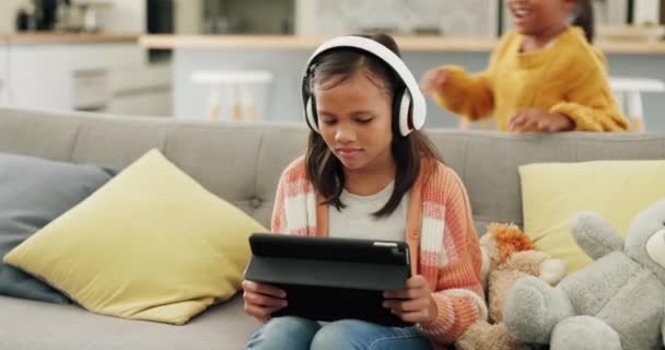 Zusters Spelen Kind Met Hoofdtelefoon Tablet Woonkamer Een Film Aan — Stockvideo