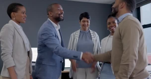 ビジネスの人々 取引のための握手と拍手 パートナーシップとコラボレーションのお祝い ハンドシェイク B2B契約 チームの成功で幸せなグループ — ストック動画
