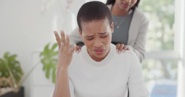 压力和与在办公室的黑人女性的朋友的焦虑 痛苦和支持 女性雇员的疲倦 精神健康和疲倦以及代理机构中的偏头痛导致的沮丧 悲伤和疲劳 — 图库视频影像