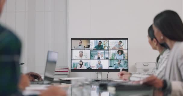 비즈니스 온라인 워크샵의 이사회에서 사무실의 디지털 화면에서 글로벌 웨비나 — 비디오