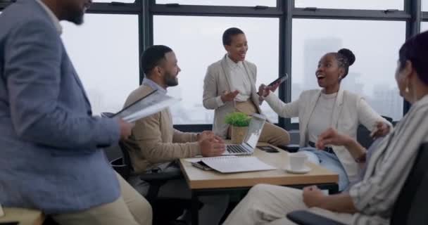 ビジネスパーソン チームワーク タブレット付きの企業オフィスで話している面白い会計士の会合 コラボレーション グループおよび幸せな従業員 監査人および労働者は話し 議論し 笑います — ストック動画