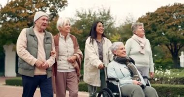 Emeklilik, yürüyüş ve parkta kıdemli arkadaşlar birlikte dışarıda vakit geçirmek, iyi vakit geçirmek ve kaynaşmak için. Tekerlekli sandalye, doğa ve temiz hava, sağlık ve rahatlama için bakıcı olan yaşlı erkek ve kadınlar..