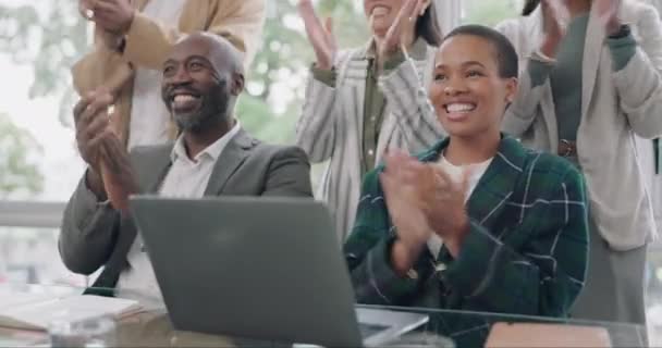 快乐的黑人 团队和掌声在会上 会议上取得了成功 公众及掌声庆祝工作坊上的介绍 颁奖或活动 — 图库视频影像