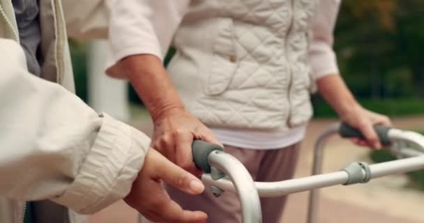 Mãos Apoio Pessoa Idosa Com Andador Para Reabilitação Lesões Ajuda — Vídeo de Stock