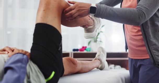 Dłonie Rozciągnięcie Nogi Lub Fizjoterapia Dla Pacjenta Aby Pomóc Rehabilitacji — Wideo stockowe