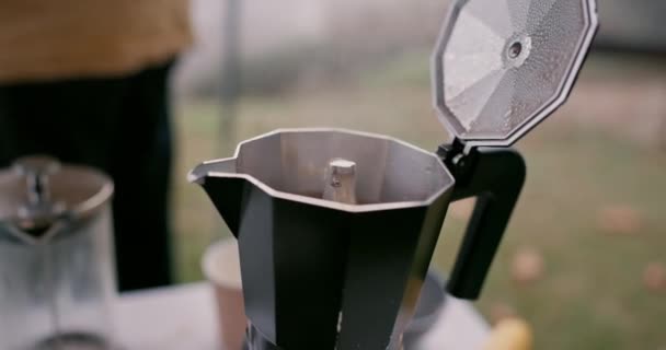Horká Káva Varná Konvice Táboření Filtrem Lisování Nebo Voda Kouřem — Stock video