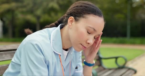 Πονοκέφαλος Κουρασμένος Και Νοσοκόμα Γυναίκα Στο Παγκάκι Για Σκέψη Κούραση — Αρχείο Βίντεο