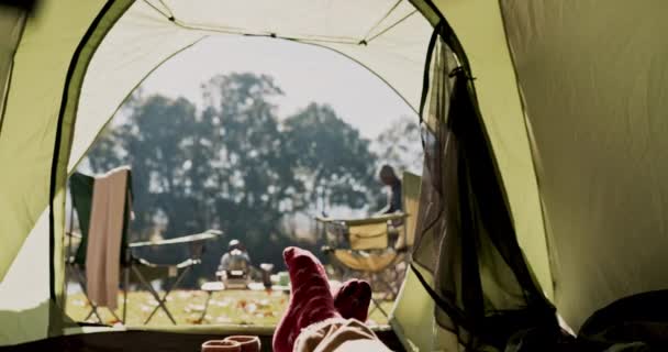 Natuur Camping Tent Voeten Van Persoon Ontspannen Rusten Genieten Van — Stockvideo