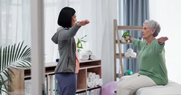 Stretching Physiotherapie Und Eine Seniorin Mit Einem Physiotherapeuten Zur Rehabilitation — Stockvideo