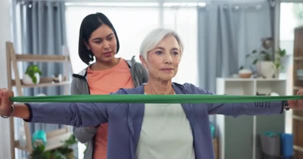 伸展带和一名老年病人与一名妇女一起接受理疗 由物理治疗师为退休长者提供肌肉锻炼 锻炼或康复服务 — 图库视频影像