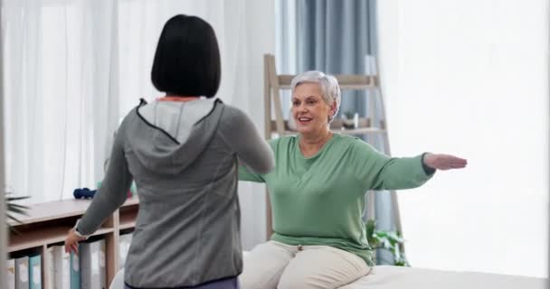 Фізична Терапія Розтягування Старші Вправи Пацієнта Жінкою Фізіотерапії Або Реабілітації — стокове відео