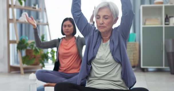 Старшая Женщина Медитация Дыхание Йоге Класс Расслабиться Духовной Тренировки Обучение — стоковое видео