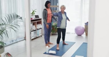 Kadın, hasta ve fizyoterapist yaşlılar evinde yoga, fitness, hemşirelik ve esneme bakımı yapıyor. Kadın hemşire, fizyoterapist ya da bakıcı yaşlılara emeklilik egzersizi için yardım ediyor.