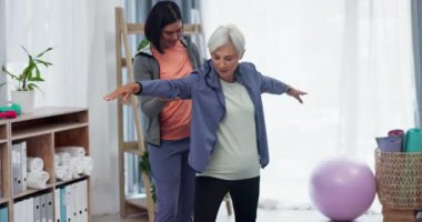 Mutlu kadın, hasta ve fizyoterapist yaşlılar evinde fitness, hemşirelik ya da esneme bakımı yapıyor. Kadın hemşire, fizyoterapist ya da bakıcı yaşlılara emeklilik egzersizi için yardım ediyor.