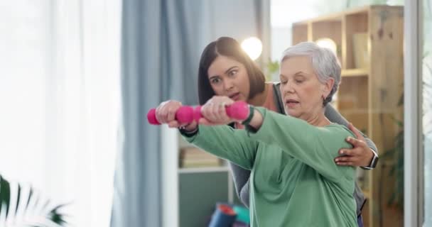 与妇女一起进行理疗 老年患者和哑铃运动 用于理疗或康复 由物理治疗师为退休长者提供肌肉锻炼 支持或健康护理服务 — 图库视频影像