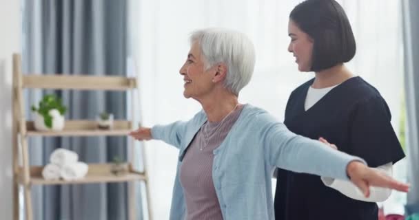 Médico Fisioterapia Consulta Con Enfermera Anciana Para Fisioterapia Ayuda Apoyo — Vídeos de Stock