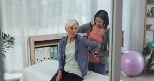 老年妇女 背痛或老年人的理疗 在理疗康复方面有帮助 高龄病人 脊医或物理治疗师按摩脊椎或肌肉伤以痊愈 — 图库视频影像