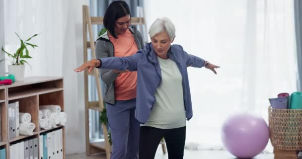 Boldog Türelmes Fizioterapeuta Idősek Gondozásában Fitnesz Ápoló Vagy Nyújtózkodó Test — Stock videók