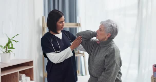 Médico Check Consultoria Com Enfermeira Mulher Idosa Para Fisioterapia Ajuda — Vídeo de Stock