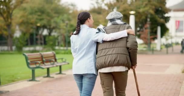 Enfermera Paseo Parque Con Anciana Bastón Para Retiro Cuidado Ancianos — Vídeos de Stock