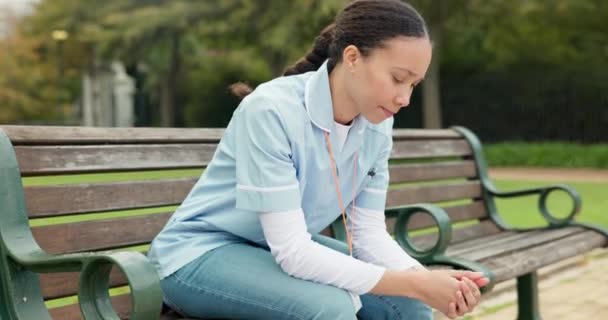 与女人一起坐在公园的长椅上进行思考 疲劳和倦怠 因抑郁 精疲力竭和健康问题而对女性的精神健康 焦虑和抑郁 — 图库视频影像