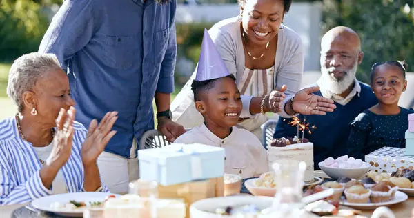 黑人家庭 生日派对 在院子里为一个小男孩鼓掌庆祝活动 孩子们 和一群人一起在花园或后院鼓掌庆祝 一起走到一个里程碑 — 图库照片