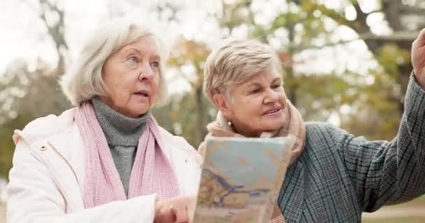 Anziani Mappe Donne Anziane Che Camminano Parco Avventure Viaggi Nella — Video Stock
