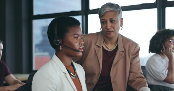 コールセンター コミュニケーションのためのオフィスの黒人女性とのコーチングとトレーニング お問い合わせとカスタマーサービス アドバイザー コンサルティングの従業員とのヘルプデスク サポート テレマーケティング — ストック動画