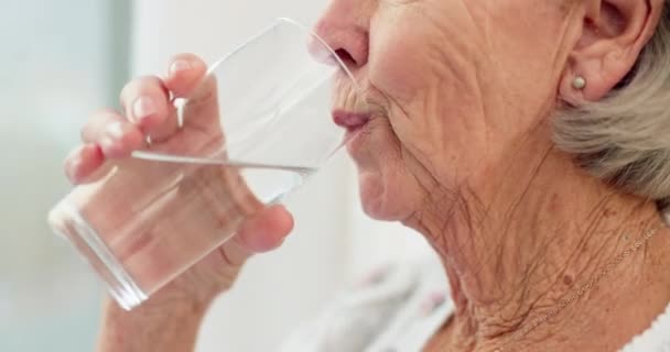 Durstig Nahaufnahme Und Seniorin Die Hause Wasser Zur Hydratation Und — Stockvideo