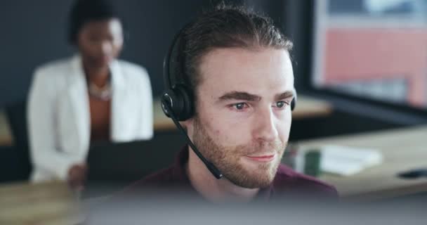 呼叫中心 耳机和一个男人在他的办公桌前 在一个合作的办公室里 为他的办公桌和支持说话 负责客户服务 账户信息和服务台咨询的计算机男性顾问或代理 — 图库视频影像